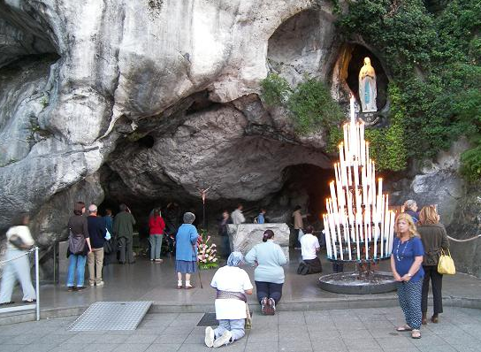 Údajné místo zjevení Marie v Lurdech